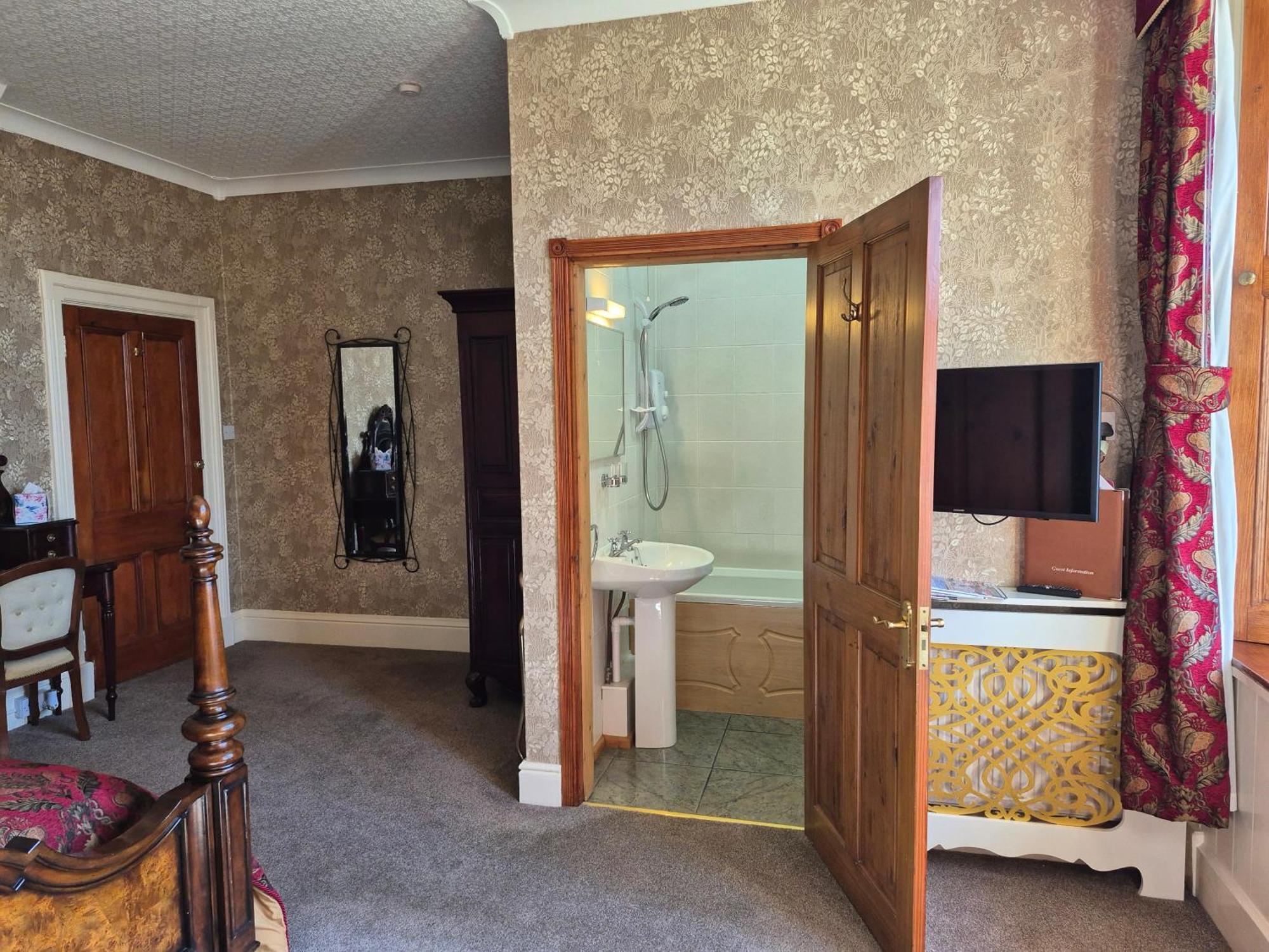 St David'S Guesthouse Haverfordwest Exteriör bild