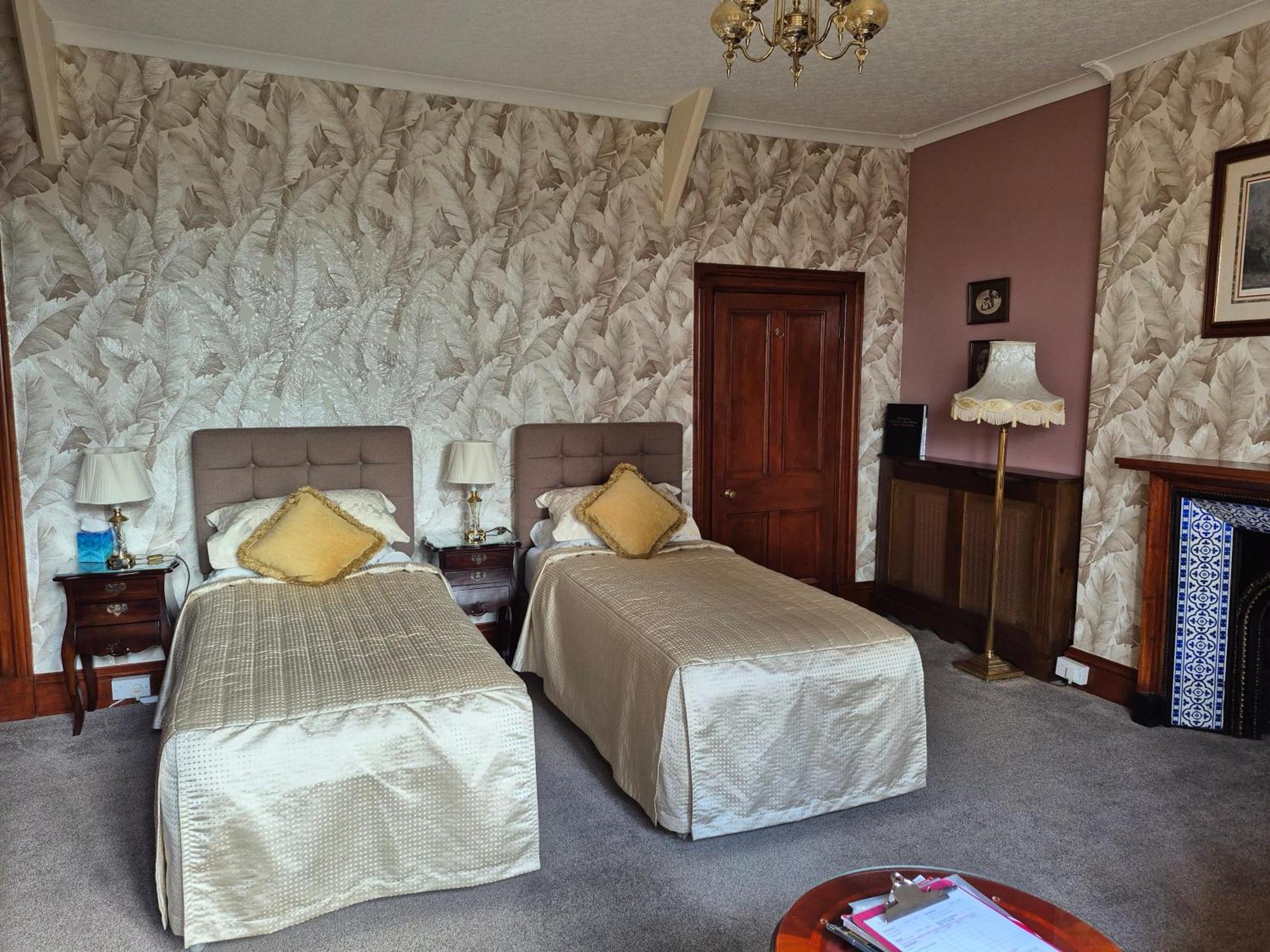St David'S Guesthouse Haverfordwest Exteriör bild